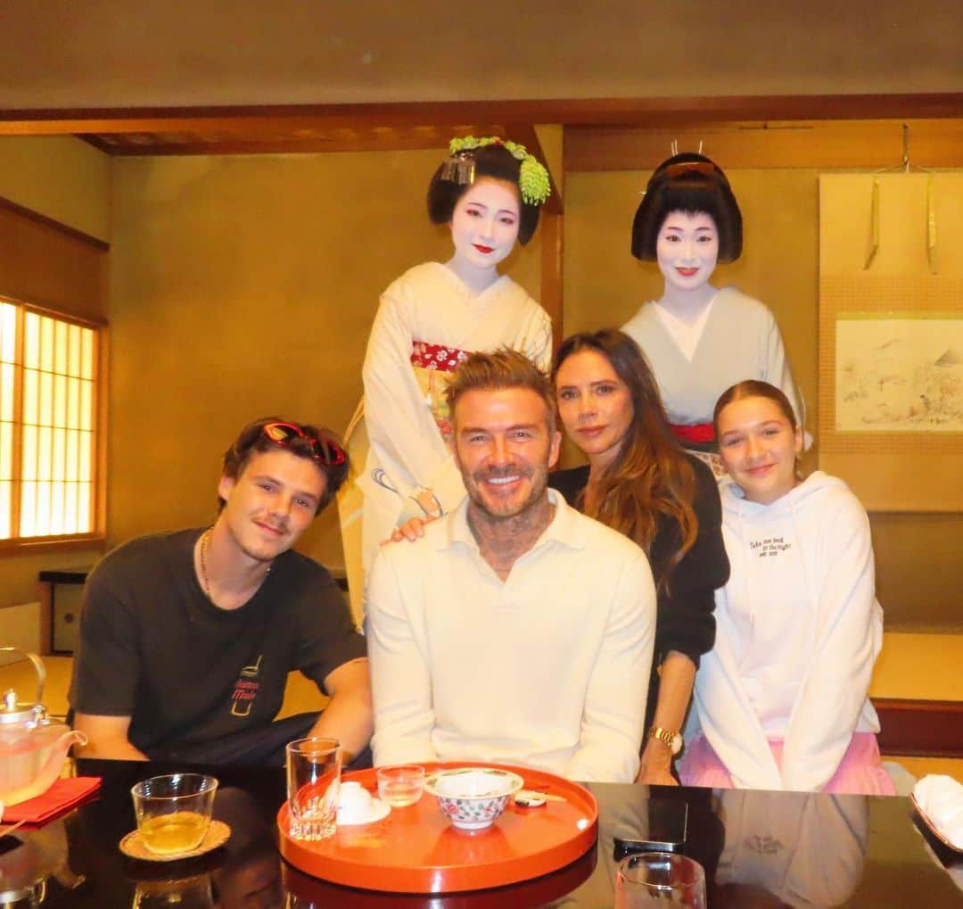 デビッド・ベッカムさんのインスタグラム写真 - (デビッド・ベッカムInstagram)「After so long it was so nice to be back in Japan with the family learning about the culture & of course enjoying all the amazing food 🇯🇵 @victoriabeckham @cruzbeckham #HarperSeven 🇯🇵❤️🤍」6月11日 18時17分 - davidbeckham