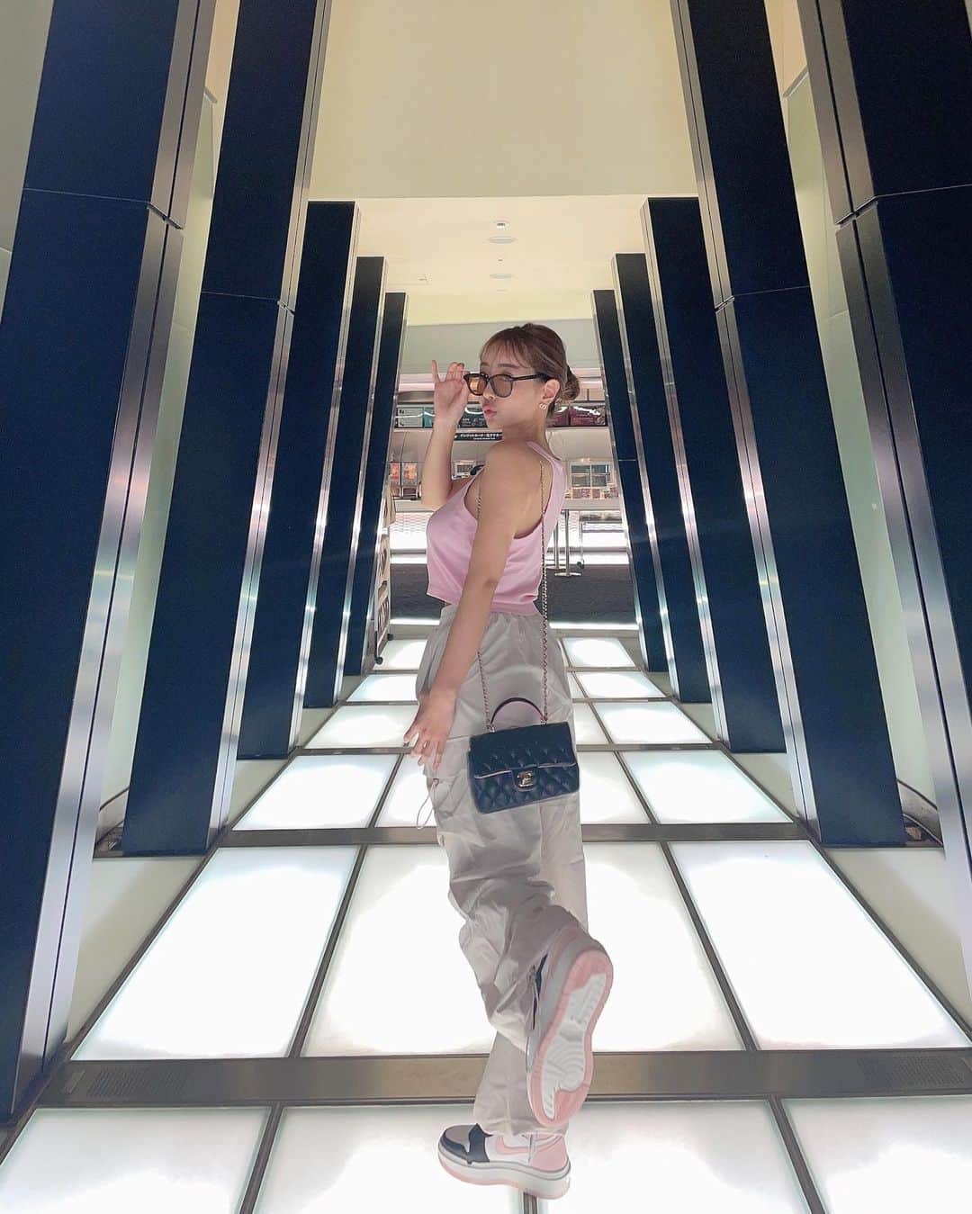 のインスタグラム：「雨の日☔️の過ごし方🪄 かわいいピンク🩷コーデ👟  #nike#nikeshoes#gentelmonster #gentelmonstersunglasses#oote#fashion#pink」
