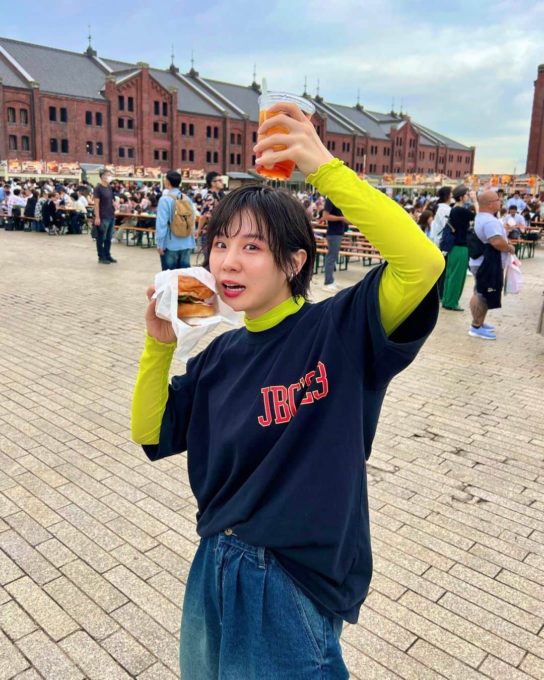 光永のインスタグラム：「赤レンガ倉庫にて3日間、#ジャパンバーガーチャンピオンシップ2023 でした🍔✨ 現場リポーターさせて頂いて、合間にハンバーガーもポテトも堪能して、大盛況最高過ぎイベントでした🍔🍟🌈🌟🌟🌟 皆様お疲れ様でした！！！！！ ㅤㅤㅤㅤㅤㅤㅤㅤㅤㅤㅤㅤ FREAKS STOREコラボT激かわ。❤️ 3日間の着回し見てあげてください😂💛 ㅤㅤㅤㅤㅤㅤㅤㅤㅤㅤㅤㅤ #赤レンガ倉庫 #JBC2023 #ジャパンフレンチフライチャンピオンシップ2023 #ハンバーガー #黒tシャツ #着回しコーデ #ショートヘアアレンジ #初夏コーデ」