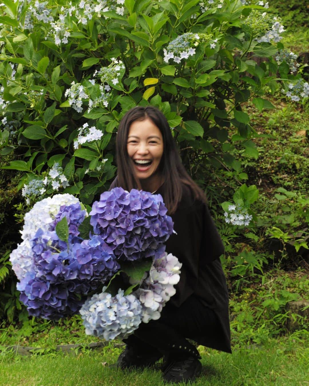 矢野未希子さんのインスタグラム写真 - (矢野未希子Instagram)「. お庭の紫陽花を摘みに。 お友達とはんぶんこ🫧」6月11日 18時25分 - mikko1104