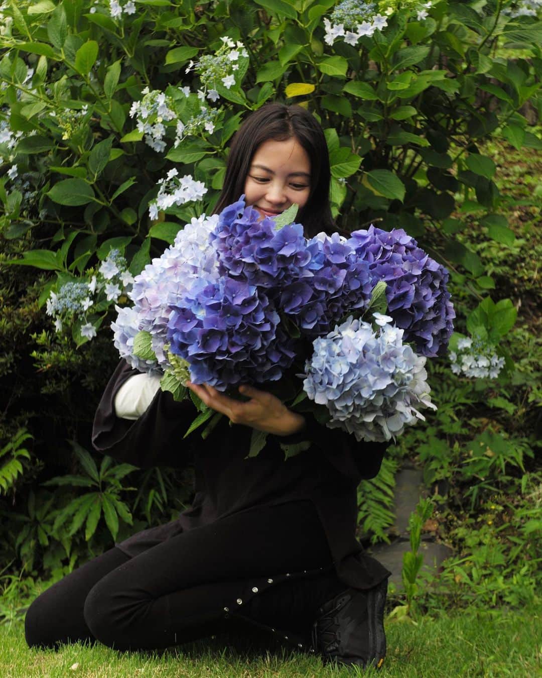 矢野未希子さんのインスタグラム写真 - (矢野未希子Instagram)「. お庭の紫陽花を摘みに。 お友達とはんぶんこ🫧」6月11日 18時25分 - mikko1104