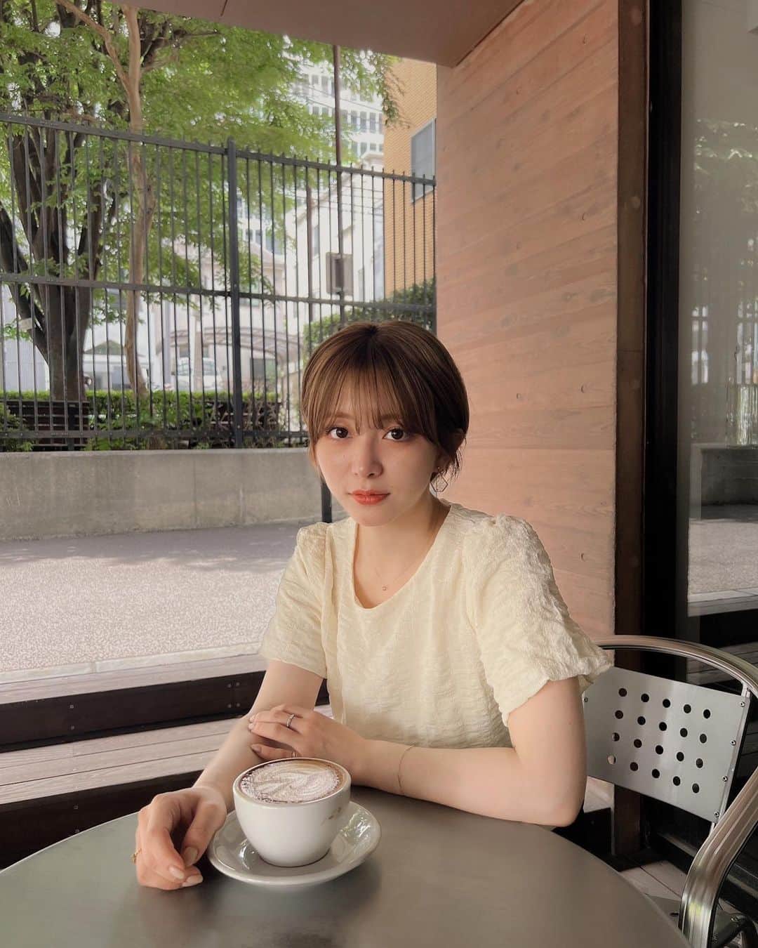 のインスタグラム：「この間の朝活 👶🏻☕️🍃 綺麗なラテアートくるとテンションあがるね 💗  Ada.のぽこぽこトップス可愛くない？♡ 着てて褒められること多い 🎶 SALEで50%offのものもあるのでチェックしてみてください 💗  @__ada.official__ #ada #エイダ #エイダコーデ #低身長コーデ #プチプラ #プチプラコーデ」