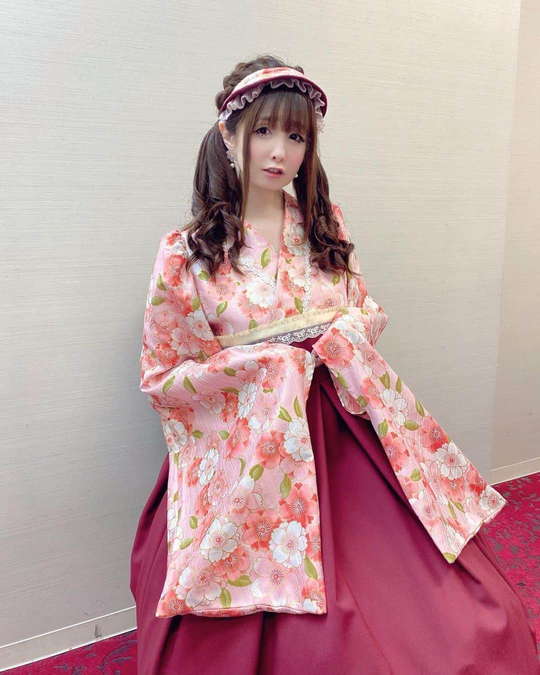 伊藤芽衣のインスタグラム：「Hiroko Tokumine  コレクションショー2023♡ @hirokotokumine  ⁡ ありがとうございました！ ⁡ 今までは モデル出演させていただいて いたのですが、 ⁡ 今回はじめて MCで出演させていただきました♡ ⁡ 改めて、 全体の流れや、 ⁡ 客席のお客様のお顔を ゆっくりみることができて、 ⁡ このコレクションショーに 関わることができて とてもしあわせだな、と 思いました♡ ⁡ ドレスやお洋服が すてきなのはゆうまでもないのですが、 ⁡ 華やかさだけでない、 ⁡ とくみねさんの お人柄や お洋服やショーに対する想い がんばりやさんなところ ⁡ ほんの少しだけ 身近に感じることができて、 ⁡ とても刺激的で あたたかいすてきなイベントでした♡ ⁡ そして、 めいちも素敵な お洋服を着用させていただきました♡ ⁡ 1部は、 着付けのいらない着物風ワンピースが テーマ♡ ⁡  #hirokotokumine」