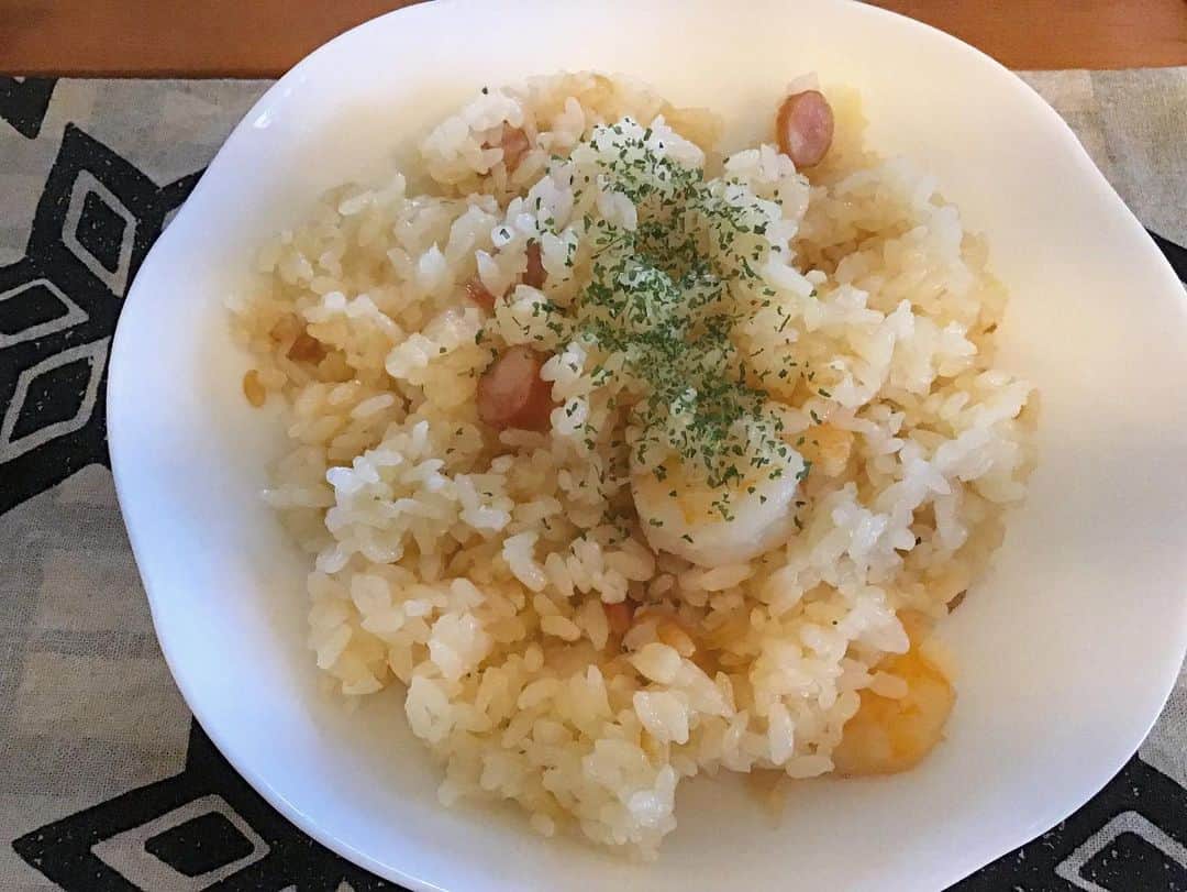 柴田淳さんのインスタグラム写真 - (柴田淳Instagram)「#海老ピラフ ありもので作りました。 野菜が入ってないので、味と旨味の間に空間がある感じ。 わかるかしら？🥹💦 美味しかったんだけど、あともう一つ味が欲しかった😙  でも今回のピラフは、星野農園の新潟産コシヒカリの新米❣️ とにかくお米が美味しかった🥰 星野さん、いつもご馳走様です💕  星野農園では、アスパラとお米がネットで買えます！ おススメです❣️  明日のお弁当🍱は、海老ピラフ🦐とさくらんぼ🍒です。  iPod touchももうそろそろ終わりかな？ 写真に縞模様の陰が付いちゃってますね🥲」6月11日 18時21分 - shibatajun_official