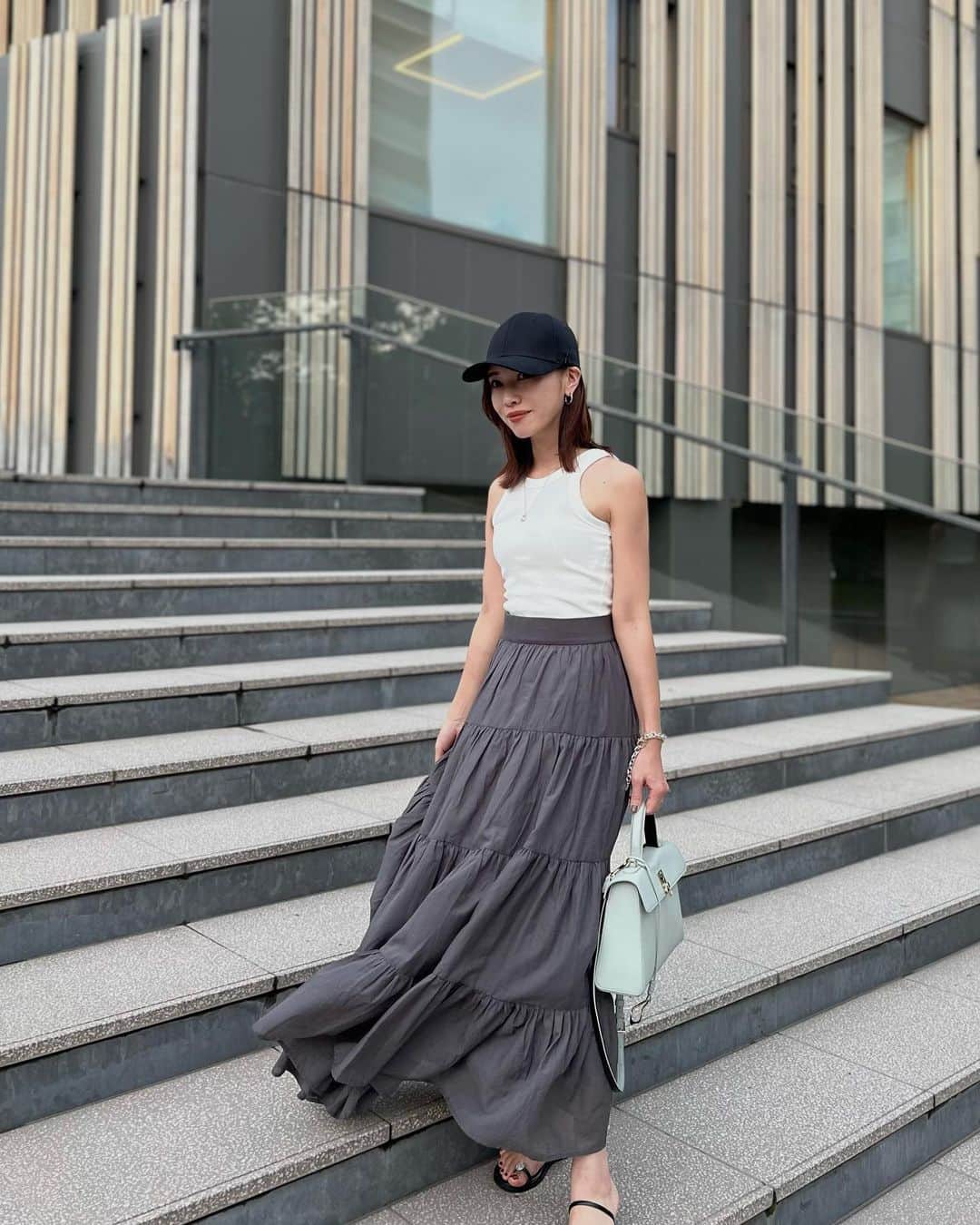 のインスタグラム：「. ティアードスカートを少しカジュアルめに。 軽くて夏も履きやすそう🩶 ⁡ tops&cap rakutenroom skirt @stylevoice_official #stylevoice bag#cafune sandal#mirem ⁡ ⁡ この日はテーマパークみたいなヘッドスパにお邪魔したんですが 店内にいるだけで楽しいし、スパは気持ち良いしでぐっすりでした💭 ⁡」