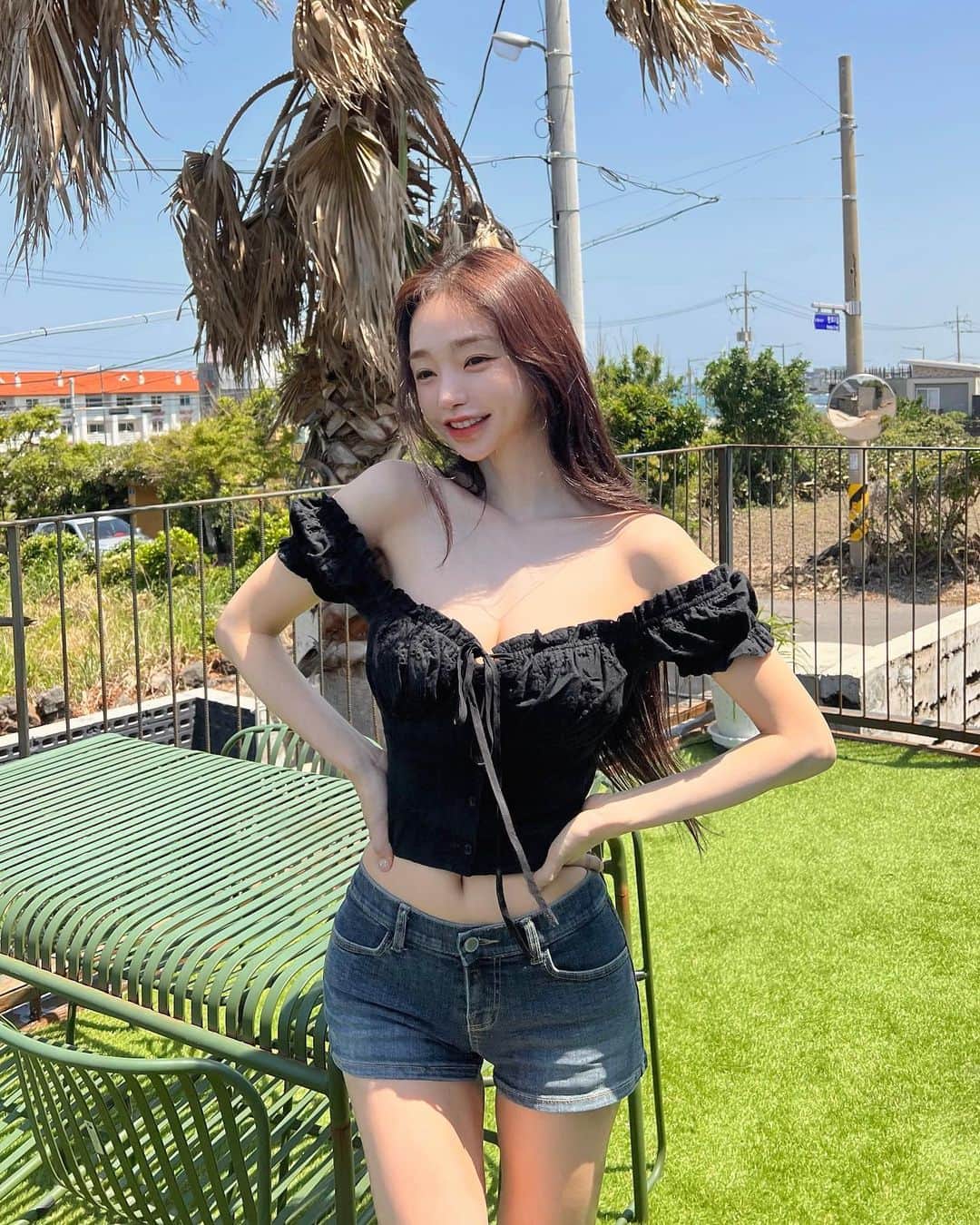キム・ドヨンのインスタグラム：「이번쥬 목요일 신상은 품절전 겟하기🤍 아일렛 나시가 너무 잘나갔어서 이번 반팔도 품절 엄청 빠를거라 예상중 이에요,, 요즘 수량 많이 가져와도 6시간을 못넘기는 품절대란 때문에 수량 책정하기가 정말 어려운고 같아요🥹  이번 제품들도 핫걸 핫썸머로 스팟 런칭을 하는 한정수량 신상이니 놓치지 말기✨  요기는 #제주도 #와일드루센트 숙소❤️」