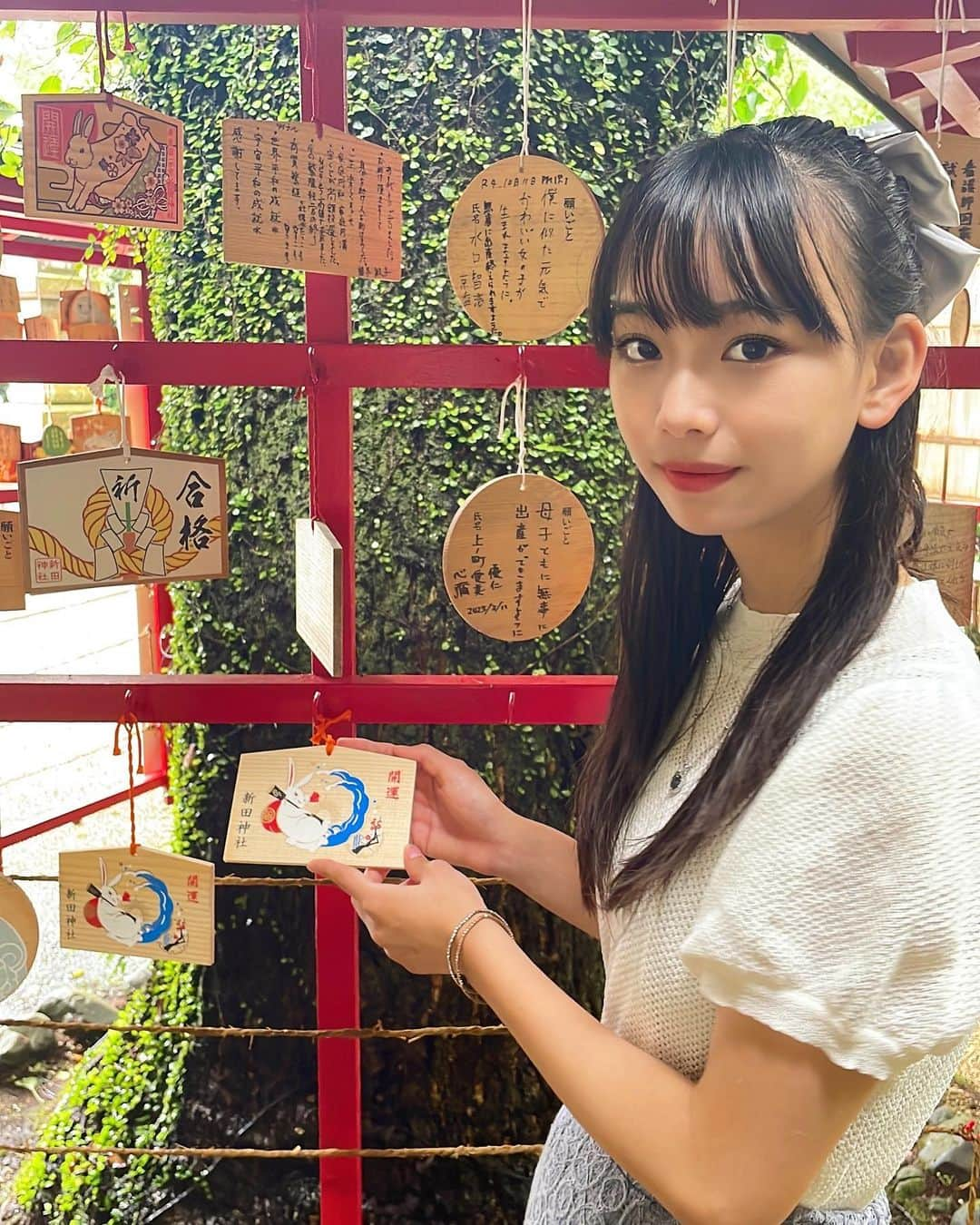 松本麗世さんのインスタグラム写真 - (松本麗世Instagram)「♡ ♡ 新田神社にお参りに行ったら、 五穀豊穣を願った御田植祭をやってました！ 生で見れて感動しました！ ♡ ♡  #松本麗世  #matsumotoreiyo  #あめ  #新田神社  #御田植祭  #薩摩川内市 #鹿児島 #ハーフアップ #マーメイドスカート  #白トップス #絵馬 #願い事」6月11日 18時31分 - reiyo.matsumoto