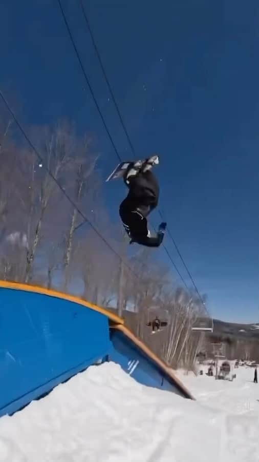 のインスタグラム：「ゼブ・パウエルの超絶スキル🔥このトリック名わかる!? #Burton #Snowboarding」