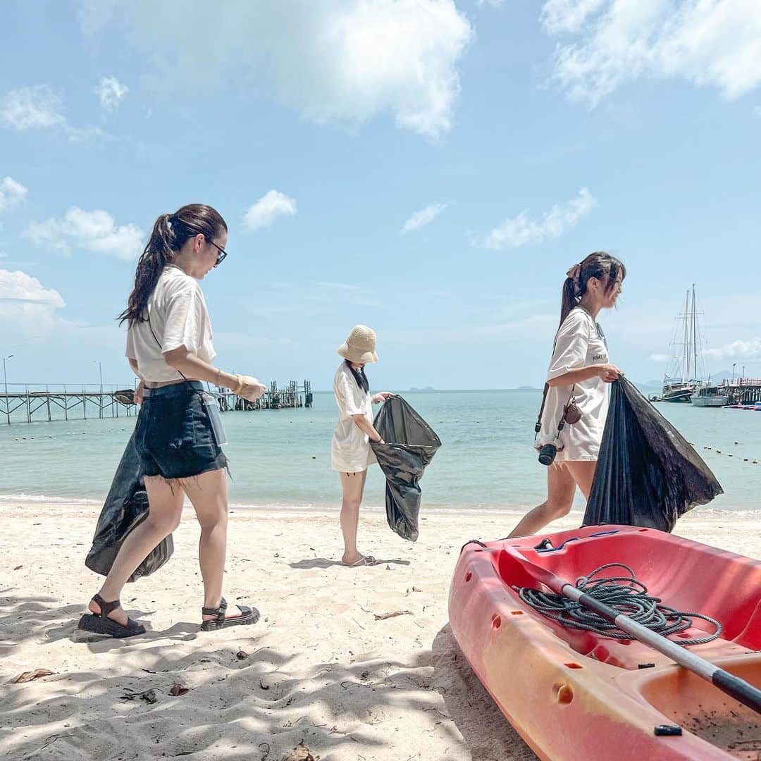 溝呂木世蘭のインスタグラム：「ビーチクリーンしてたら 現地の方がお水を差し入れてくれた🥺  優しい！とっても嬉しかった(^^)  ビーチも綺麗になって、 心も温かくなって  いい1日でした🫶  #地球にやさしい旅を#makeupearth#自然保護#ビーチクリーン#アフターコロナ#象の保護#タイ観光#タイ#サムイ島#動物保護#自然を楽しむ #thailand#旅好き」