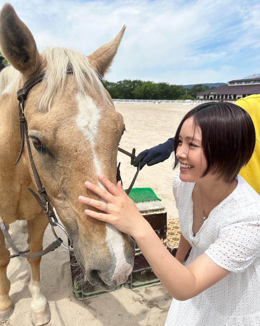 ゆうかのインスタグラム：「#蒜山ジャージーランド 🐎🐄💗 広い敷地で、乗馬体験や乳搾りができるの✨ . ホテルの近くにあったので、寄ったらすごくよかった💗 . 次男は初めての餌やり🥰 長女は乗馬体験初？楽しそうでした♪ . 蒜山ジャージー牛乳美味しかった🍦☺️🧡🧡🧡 . 私を乗せてくれたスパーク君。あったかくて、 すっごく可愛かった🥹💕💕💕🐎 . ハイライトにも残してるから見てみてね♪ . . #岡山観光 #蒜山高原 #蒜山ジャージーランド #ひるぜんジャージーランド #牧場 #乗馬 #乗馬体験 #女の子ママ #男の子ママ #MBA#プラチナレボ #家族旅行#鳥取旅行 #岡山#岡山旅行#子連れ旅行 #1才 #1y0m #3児ママ #10歳差兄弟 #赤ちゃんのいる生活 #赤ちゃんコーデ #ママコーデ #授乳中」