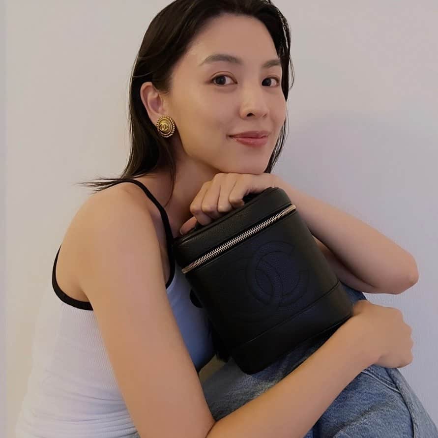申真衣のインスタグラム：「90’s 気分は続く✨vintage CHANEL🖤」