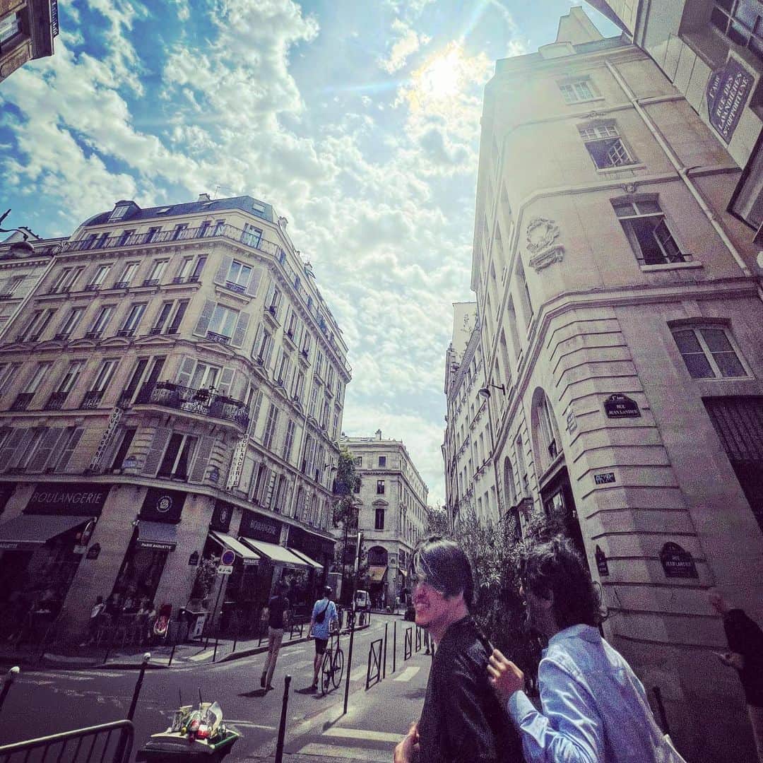 渋谷慶一郎のインスタグラム：「友人の素晴らしいアーティスト、シャルベルとすごくひさびさに昼間からワイン飲んで肉食べたりしたらリラックスした。ずっとアンドロイドオペラの準備しててスタジオから出てなかったからこういう時間は貴重。ありがとう。 It was relaxing to drink wine and eat meat in the afternoon with my friend @charbeljosephhboutros , a wonderful artist, after a very long time. I've been preparing for an android opera and haven't left the studio all day, so this kind of time is precious. Thank you.」