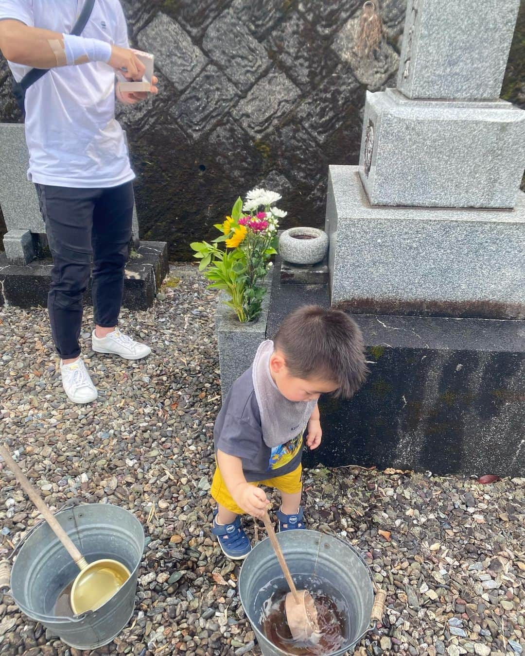 北方大地さんのインスタグラム写真 - (北方大地Instagram)「今年も謙心と一緒にお爺ちゃんの墓参りに🙏  爺ちゃんの口癖の 「男ならどーんとこい、でおらなアカン」を俺が実践して、謙心に受け継ぐよ。」6月11日 18時59分 - kitakatadaichi330