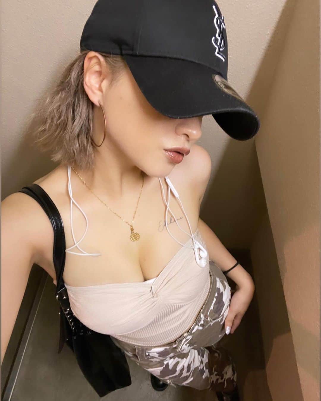 RONAのインスタグラム：「🎧☔️💙」