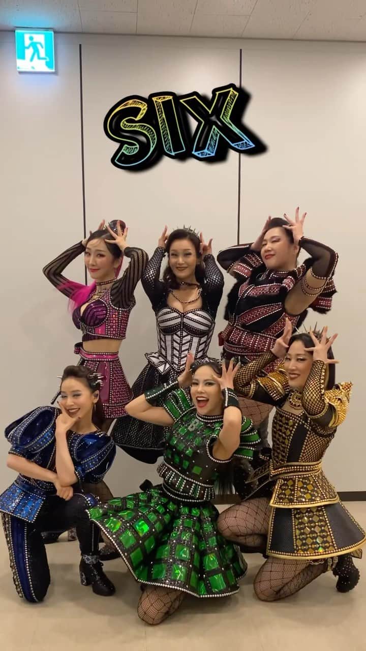 キム・ジウのインスタグラム：「. . . Queen Card x SIX . 영상 만들어주신 우리 켸모어 왕비님🤍 고맙쯥니다💚💚 . .」