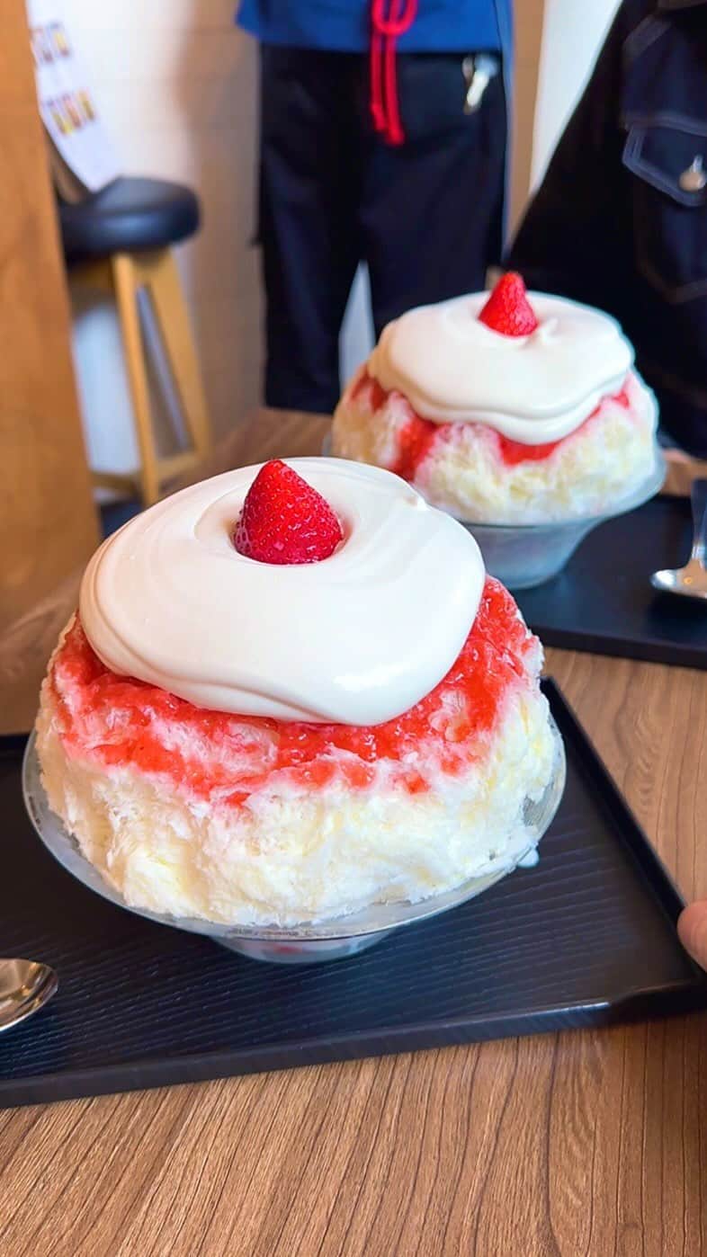 ゆうとグルメのインスタグラム：「🍓東京旅行おすすめグルメまとめ8選🍓 ㅤㅤㅤㅤㅤㅤㅤㅤㅤㅤㅤㅤㅤ 気になるお店があったら見返せるように保存してね！  ①表参道【#littlepoolcoffee】無限オムライス 1500円 ㅤㅤㅤㅤㅤㅤㅤㅤㅤㅤㅤㅤㅤ ②三鷹【#わかさ鮨】特上鮨 お味噌汁付き 3000円 ㅤㅤㅤㅤㅤㅤㅤㅤㅤㅤㅤㅤㅤ ③新大久保【#placene】オレオチーズケーキ 700円 ㅤㅤㅤㅤㅤㅤㅤㅤㅤㅤㅤㅤㅤ ④湯島【#サカノウエカフェ】苺ショートかき氷 1600円 ㅤㅤㅤㅤㅤㅤㅤㅤㅤㅤㅤㅤㅤ ⑤銀座【#喫茶ブリッヂ】メロンパンケーキset 1900円 ㅤㅤㅤㅤㅤㅤㅤㅤㅤㅤㅤㅤㅤ ⑥日暮里【#喫茶ニカイ】青いクリームソーダ 715円 ㅤㅤㅤㅤㅤㅤㅤㅤㅤㅤㅤㅤㅤ ⑦築地【#築地コロッケ】明太もんじゃコロッケ 550円 ㅤㅤㅤㅤㅤㅤㅤㅤㅤㅤㅤㅤㅤ ⑧吉祥寺【#ルミエール】特製焼きかき氷 1540円  どれが1番食べてみたい？？ ㅤㅤㅤㅤㅤㅤㅤㅤㅤㅤㅤㅤㅤ #東京グルメ #東京カフェ #東京観光 #tokyo #japantrip  ㅤㅤㅤㅤㅤㅤㅤㅤㅤㅤㅤㅤㅤ #渋谷グルメ #渋谷カフェ #新大久保グルメ #新大久保カフェ #表参道カフェ #表参道グルメ #新大久保 #いちご #instafood #カフェ巡り #カフェ好きな人と繋がりたい #ごはん記録 #おいしい #japantrip」