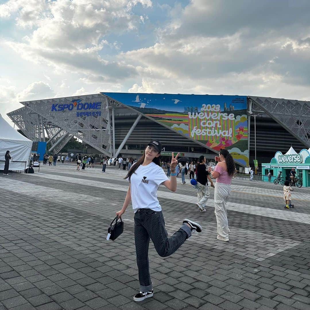 オ・ヨンギョン のインスタグラム：「오랜만에 콘서트 나들이💕 #위버스콘2023」