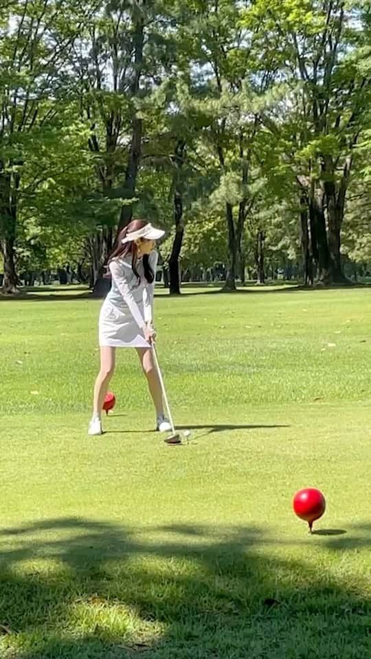 伊藤楓のインスタグラム：「上手くなったらもっと楽しいんだろうな〜！⛳️☀️ ⁡ ⁡ #ゴルフ #ゴルフウェア #ゴルフコーデ #ゴルフ女子 #ゴルフ初心者」