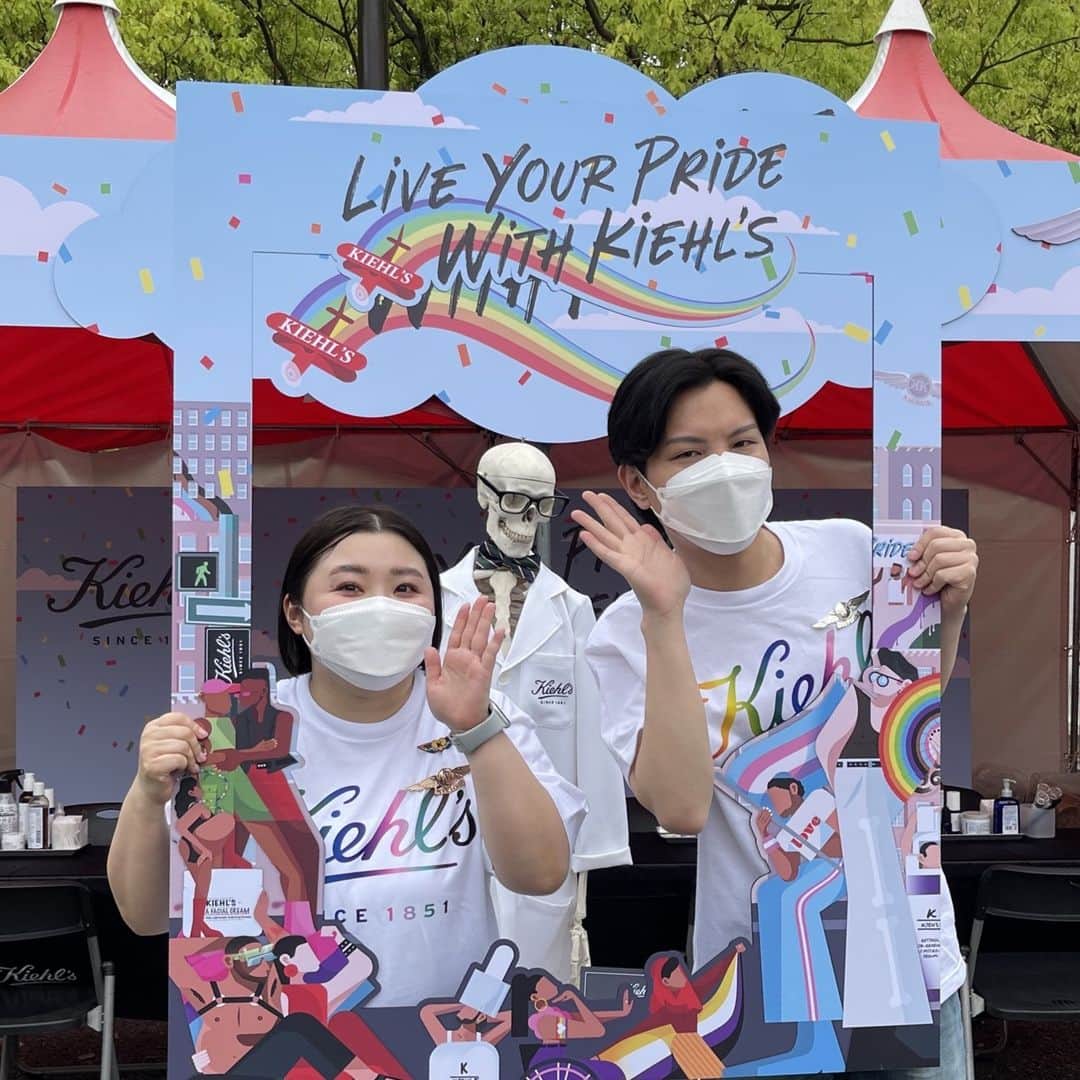 キールズ Kiehl's Japanさんのインスタグラム写真 - (キールズ Kiehl's JapanInstagram)「キールズは4月、日本最大級のLGBTQIA+イベント、Tokyo Rainbow Prideに参加しました🏳️‍🌈 ブースでは、アライスキンプロによる肌カウンセリングを行い、来場者様のヘルシースキンをサポートさせていただきました。  参加したアライスキンプロへインタビュー🎤  PAULスキンプロ「今年も多くの方にご来場頂き、ありがとうございました！自分らしさを大切に、キールズはこれからも皆様のスキンケアを応援しています☺」  SAORIスキンプロ「お祝いムードあふれる空間で幸せな一日でした。日常でも全ての方が自分らしくいられる世の中になるよう、サポートしていきたいです！」  LGBTQIA+当事者たちのアライ（味方、仲間）を目指してトレーニングを受け、全国で接客するスキンプロたち。 ぜひ一人ひとりが目指すヘルシースキンのお手伝いをさせてくださいね！💞 @kiehlsjp #kiehls #キールズ #スキンケア #ヘルシースキン #アポセカリー #ニューヨーク #NewYork #skincare #pride2023 #変わるまで続ける」6月11日 19時00分 - kiehlsjp