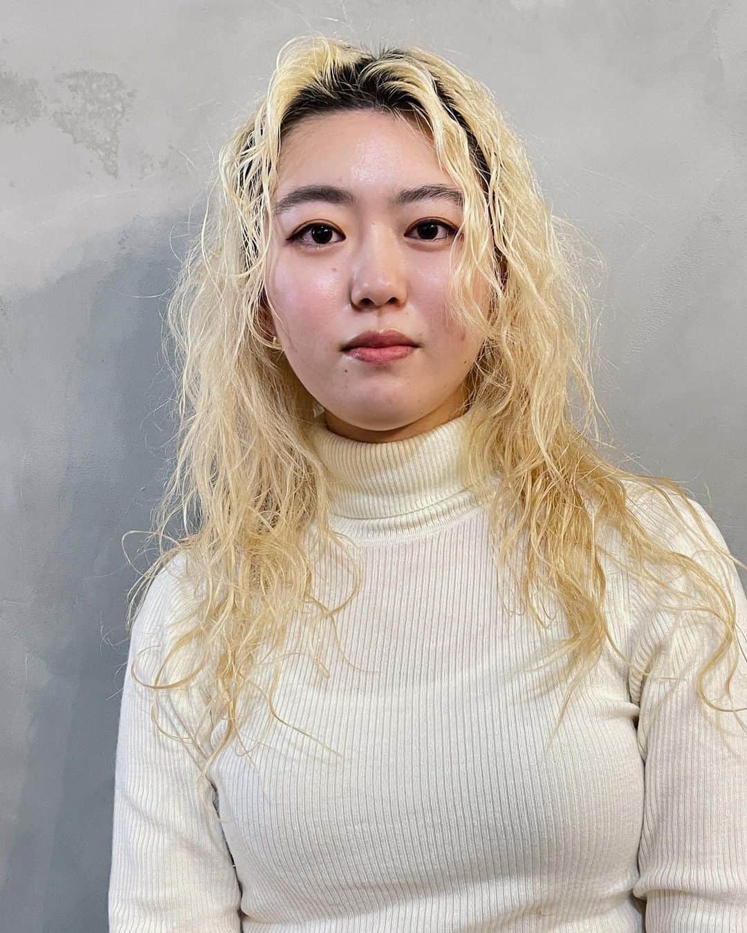 時田健太のインスタグラム：「ホワイトブロンドベースのブリーチパーマ  #ブリーチパーマ#ハイトーンパーマ#ホワイトブロンド#ブリーチパーマ原宿 #ブリーチパーマ表参道 #ブリーチパーマヘア #」