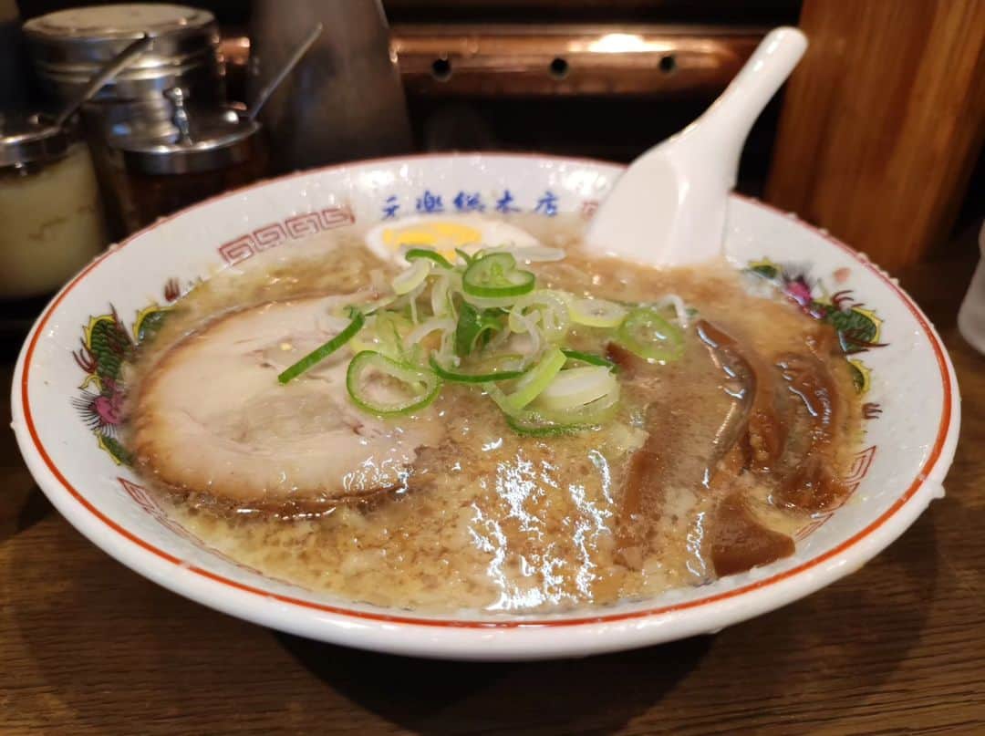 つけMen野郎のインスタグラム：「特製元らーめん+半ぶためし 元楽総本店 蔵前元楽、実に二十数年振り。懐かしいなぁ。背脂チャッチャなどぎつい一杯。すごく豚の香りが前面に出てる。タレは甘めでコク強め。メンマも柔らかくて甘めの味付け。たまにはこういうラーメン良いよね。」