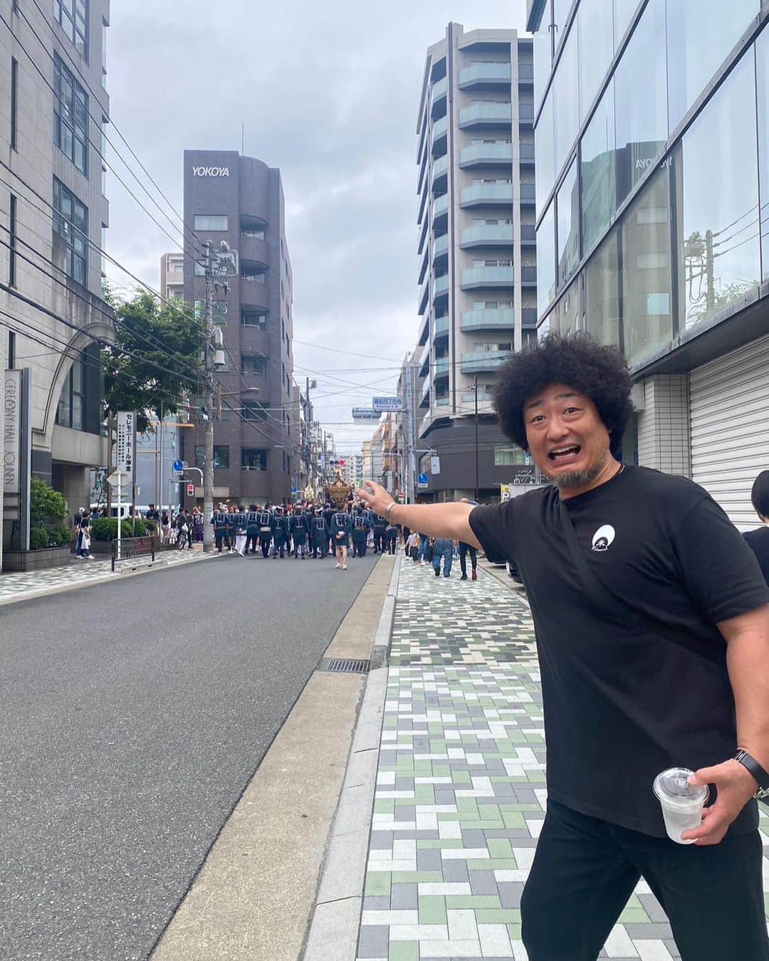 モハメド・ヨネのインスタグラム：「友達に誘われて 蔵前のお祭りに、、、  お神輿行ってもうた！  担ぐ事も出来ず、触れ合えもせず。 (写真だけ見たらね)  でもそこには  家族の絆とご先祖様のご縁がありました。  生まれた時から居場所を転々として 地元が無い自分にとっては、  お祭りは憧れであり、羨ましい存在だったけど  そんな場所が無い人にとっても  ものすごくあったかい素敵な場所でした。  皆さんも、どこかにお祭りがあったら 遠慮せずに参加してみたらいいと思います。  どこかにある故郷のようなものが そこにはあるはずだから。。。」