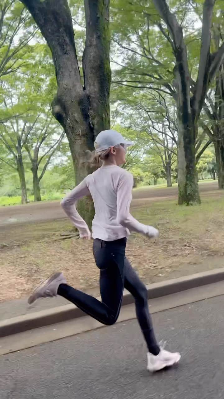 志村美希のインスタグラム：「20km jog直後なので腰低い.肘開いてる.反り気味.脚が流れてる.巻いてるです」