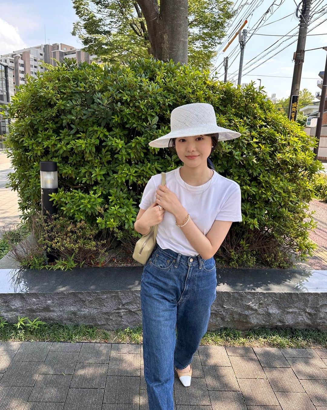 のインスタグラム：「. UNIQLOの白TをMとLのサイズ違いで 買い足した🤍🤍 写真で着てるのは去年のだけど本当に丈夫でシワなりにくいから今年もガンガン着れそう🤣✨ . #私服 #ファッション #コーディネート #洋服 #ユニクロ #tシャツ #シンプルコーデ #夏コーデ #帽子 #デニム #fashion #coordinate #outfit #denim #uniqlo #tshirt」