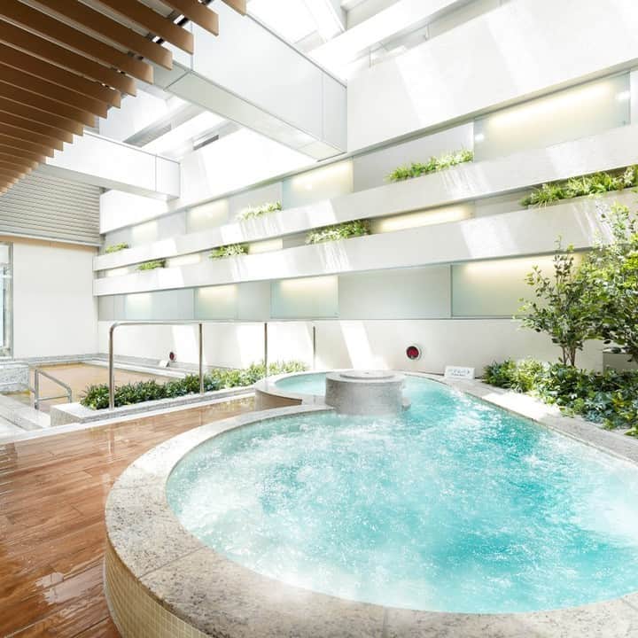 レッツエンジョイ東京さんのインスタグラム写真 - (レッツエンジョイ東京Instagram)「💆女子歓喜の楽園スパ♨  「泉天空の湯 有明ガーデン」は、天然温泉が楽しめる24時間営業の上質スパ。 3,000㎡と都内最大級の広さの館内に、陽光降り注ぐ「露天風呂」エリア、美肌を叶えてくれる2種のサウナと5種の岩盤浴がそろっています。 さらに、エステやマッサージなどのボディケア、「リラックスラウンジ」&「マーメイドリビング」などのくつろぎスペースも充実。  お風呂上がりにはドリンクカウンターやレストランで喉やお腹を満たして。書棚のあるカフェラウンジで読書を楽しむのもオススメです。  雨の日は"楽園スパ"で一日のんびり過ごしてリフレッシュしてみては？😌✨  🔸泉天空の湯 有明ガーデン @izumitenkunoyu 📍東京都江東区有明2-1-7 モール＆スパ5F 🚉有明  #レッツエンジョイ東京 #おでかけ #おでかけスポット #泉天空の湯 #泉天空の湯有明ガーデン #有明ガーデン #銭湯 #スーパー銭湯 #銭湯好き #銭湯巡り #サウナ #サ活 #サウナ好き #サウナ女子  #サウナイキタイ #温泉 #温泉好き #温泉巡り #天然温泉 #日帰り温泉 #露天風呂 #ソロ活 #ソロ活女子 #リラックス　 #リフレッシュ　 #リラックスタイム #癒し #癒されたい #休日の過ごし方」6月11日 19時01分 - lets_enjoytokyo