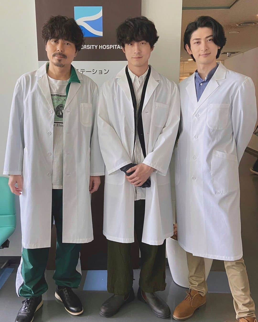 Dr.チョコレートさんのインスタグラム写真 - (Dr.チョコレートInstagram)「.  🩺┈┈┈┈┈┈┈┈┈┈┈┈┈┈୨୧  　#ドクターチョコレート  第9話は6月17日(土)夜10時📺  ୨୧┈┈┈┈┈┈┈┈┈┈┈┈┈┈🍫  第8話から 海王病院に潜入したTeacher(#坂口健太郎)と 残高(#小澤征悦)、出川(#古川雄大)の 高身長3ショット🥼  こちらのシーンですが、 はじめはTeacherも白衣を着る予定でしたが、 リハーサルでコートの上から着てみたら 雪だるまのようになってしまったので 本番はTeacherだけ白衣を着ないことになりました⛄️  白衣姿のTeacherはこのオフショットのみという レアショットです✨  ------------------------------------------------- 1〜3話と最新話はTVerで無料配信中❗️ Huluでは全話配信中です📡 見逃した方、もう一度観たい方は是非ご覧ください🎞 TVer→https://bit.ly/drchocolate Hulu→https://bit.ly/3UKVXIV  #坂口健太郎 #白山乃愛 #西野七瀬 #葵わかな #鈴木紗理奈 #前田旺志郎 #古川雄大  #福山翔大 #平子祐希 #石川恋 #青木瞭 #眞島秀和 #香椎由宇 #山本耕史 #安達祐実  #小澤征悦 #斉藤由貴」6月11日 19時01分 - drchocolate_ntv