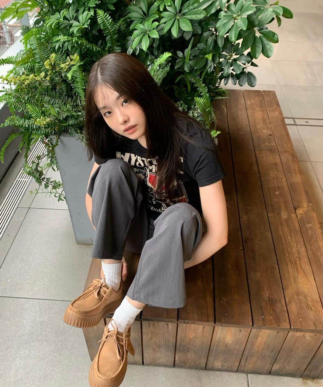 平野沙羅のインスタグラム：「足元かわいいと元気でる🌿🤍  #clarks #クラークス #torhill @clarksshoes」