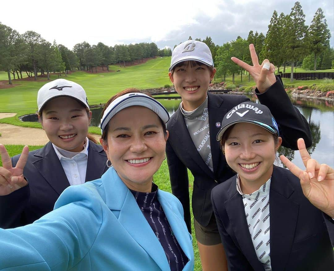 宮里藍さんのインスタグラム写真 - (宮里藍Instagram)「無事に…！ @suntory_ladies が終了致しました！😭✨  本当に天候が心配でしたが、4日間終わった事でホッとしています。  今年も素晴らしいコンディションに仕上げてくださった、#六甲国際ゴルフ倶楽部 様、放送枠を広げて４日間中継して頂きました、株式会社フジテレビジョン様。並びに関西放送テレビジョン様、朝早くからサポートして頂いたボランティアの皆様、雨天にも関わらずコースに足を運んでくださったギャラリーの皆様、本当にありがとうございました…！🙇‍♀️🙇‍♀️🙇‍♀️  優勝した @chisato.iwai_101 ちゃんおめでとう！👏🏆✨本当に強かった！🔥また全英でのプレーを楽しみにしています！  ローアマを獲得した寺岡選手もおめでとうございました！👏✨またツアーでプロとしてプレーを見られる日が楽しみです☺️ 今年は海外からもアマチュア選手が参加していたのですが、飛行機の時間により先に帰ってしまって皆んなで写真が撮れなかったのが悔やまれますが、残ってくれていた皆んなと撮りました☺️📷  沢山の方のご尽力があって、一つの試合が成り立っている事を改めて感じる6年目のアンバサダーでした。まだまだ、ここから！ @suntory_jp さんと共に、大会を盛り上げて行けるよう頑張ります🔥🔥🔥  最後の写真は、大好きな @manami_miyaji さんと☺️✨ここで会えるのは本当に嬉しい限りで、元気を貰えます！慌ただしくてゆっくり話せなかったのですが、少しでも会えてホッとしました。宮司さん、ありがとうございましたー！😭✨  携わってくださった、皆さんに心から感謝をしています。本当に皆さんありがとうございました！！  #宮里藍サントリーレディスオープン  #感謝」6月11日 19時05分 - ai_miyazato