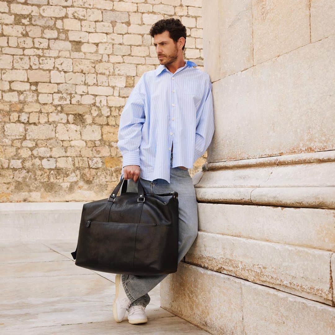 のインスタグラム：「Black travel bag in vintage cowhide leather part from the Oriuolo Line.  #ilbisonte #sustainability #leatherbag #menstyle #madeinitaly」
