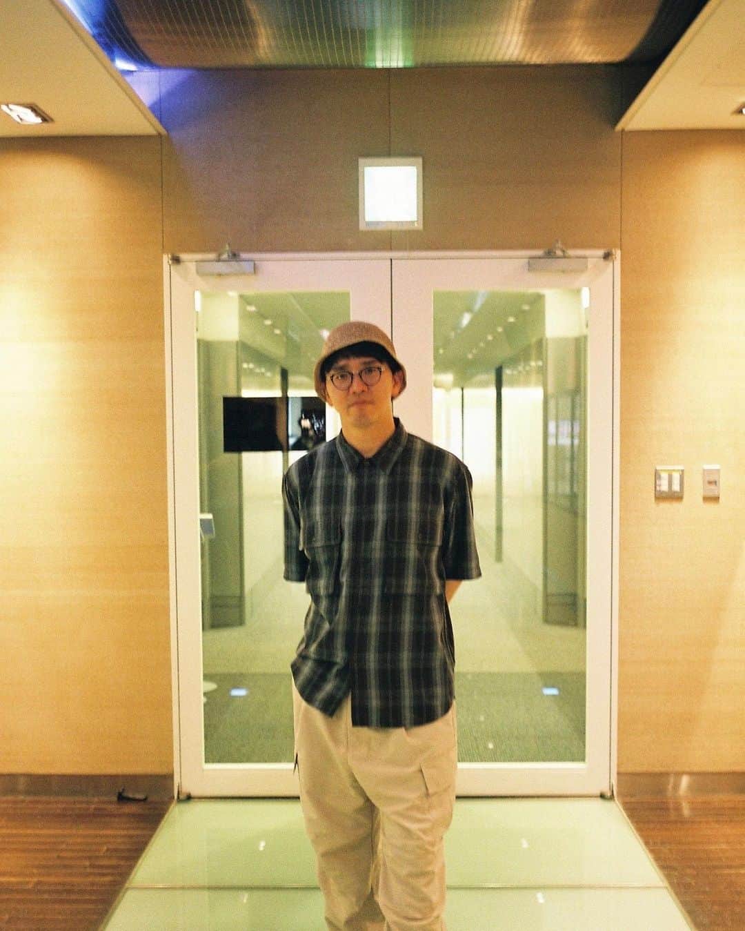 三浦太郎さんのインスタグラム写真 (三浦太郎Instagram)「チェックシャツ、カーゴパンツはいつだって気分です👖👔 洋服棚の一番上に