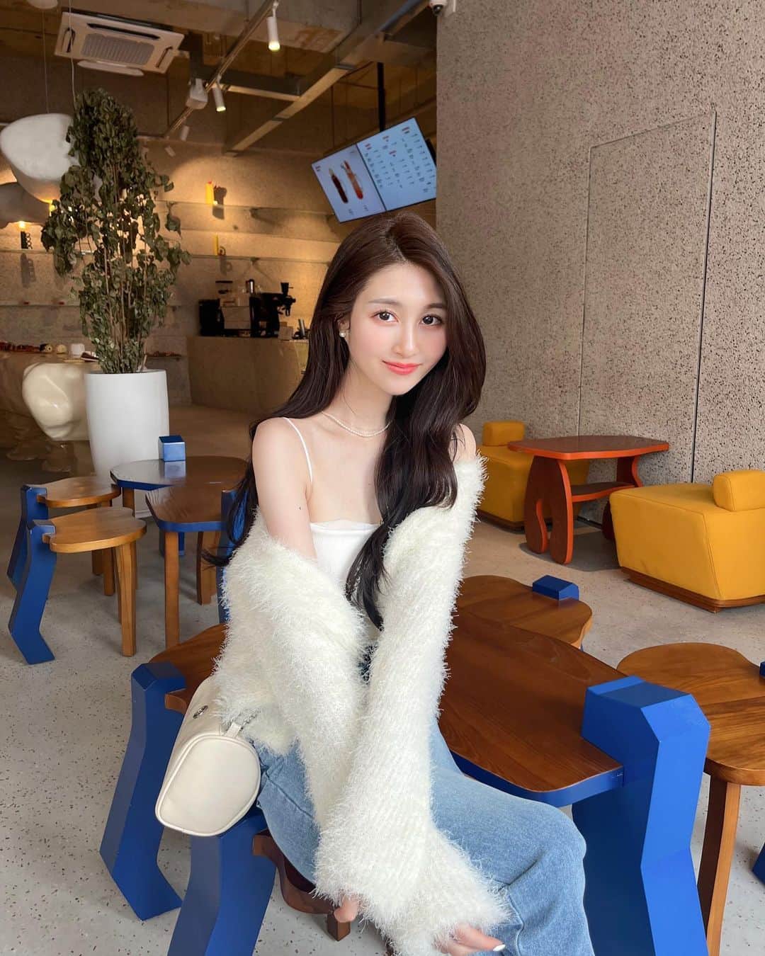 丹羽あんなのインスタグラム：「올 때마다 기분 좋아지는 가로수길🩵  最近のネイルやコスメは YouTubeで詳しく紹介してます. ぜひみてね〜☁️🤍」