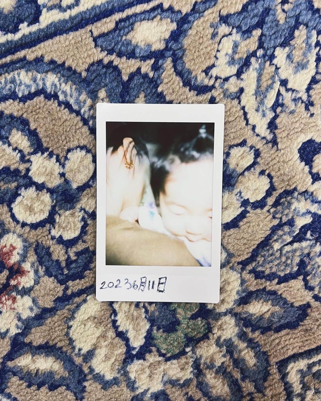 のインスタグラム：「たからものが増えた日。 #肩だっこ #臨月のお腹と子どもたち」