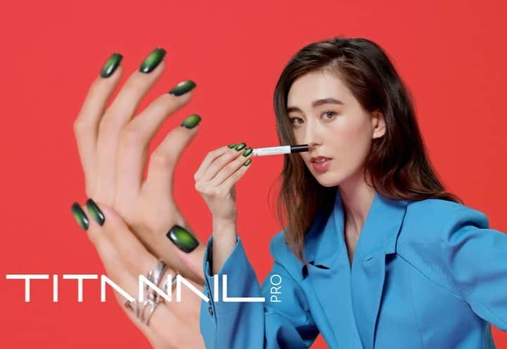 フェン・シャーニィーのインスタグラム：「tv commercial for @titanail.official 🩷 Thank you for having me, I lovedddd having clickity-clack nails they made me feel powerful 💚  話題の新感覚ネイルアイテム『TITANAIL（チタネイル）』のCMに出演させていただく事になりました☀️💚🌼テレビやYouTube、Instagram等での放送が開始しましたので、是非チェックしてね🧡」