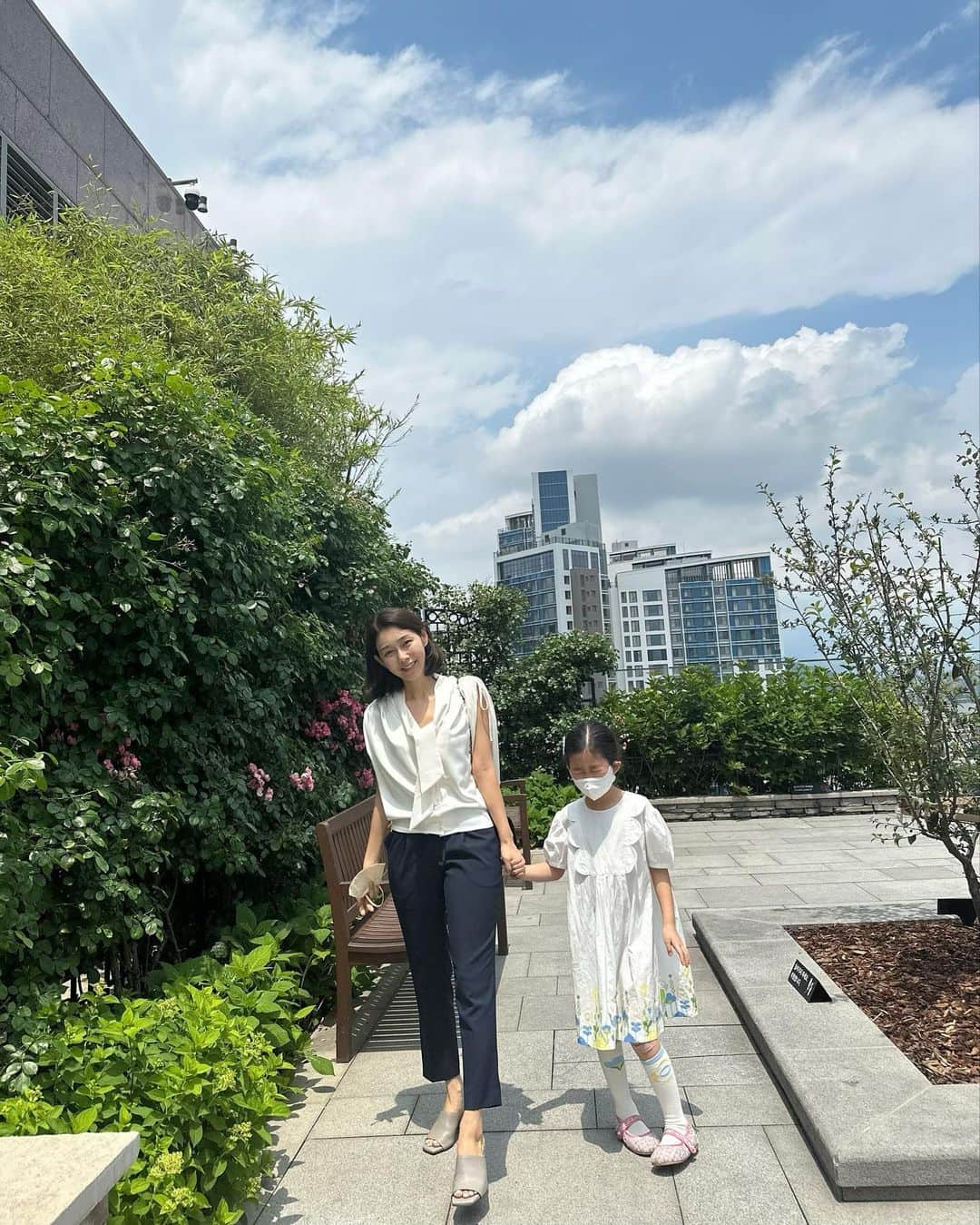 パク・タミのインスタグラム：「- 비소식 있어 주말 내내 집에 있을 줄 알았는데, 햇살 방긋에 신나 ‘오늘, 좀 돌아다닐까?’ 엄마가 젤 신나있고, 우리 주하는 눈부셨고 ㅎㅎ (알잖아~ 엄마 초록, 하늘, 햇살 요 조합 사랑하는거) 연꽃이 이렇게 예뻤나? 한참을 봤네요.  아빠 옷이 너어무 없어 하나 사서 가자니, 둘이 합세해 시위도 그런 시위가 없고 ㅎㅎ (늘어지는 시위..) 그래, 밥이나 먹고 가자^^  집에와 집안일하다 혼자 웃음이 났어요. 우리집 고무장갑은 가끔 이렇게 컬러가 안맞거든요ㅎ 꼭 한쪽씩 구멍이 나서, 멀쩡한건 또 버리기 아깝고. 그래서 한쪽씩 바꿔서 쓰는데, 저는 이게 또 재미있구요^^ 창문을 살짝 열어놨는데, 새소리가 예뻐요. 바람도 시원하고. 얼른 저녁 차리고, 동네 한바퀴 돌고와야겠어요~  🍀」