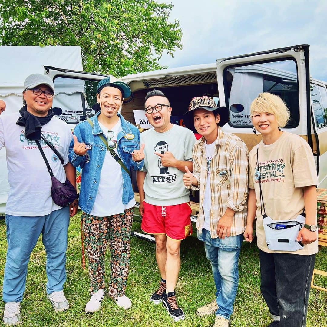 ダイスケのインスタグラム：「OUTSIDEPLAY FESTIVAL2023 昨年に続き今年も出演させていただきました⛰⛰⛰ 岩手盛岡の中央公園で「食べる、見る、遊ぶ」アウトドアの魅力が集まったフェス。 今年は去年より気候も良く、人でも多く、楽しい、心地いい二日間でした！  写真は主催の伊藤さん、 @spinna_b Spinna B-ILLさん @cielbleu_waka @anego_mika ワカさんあねごさん  第二の地元、岩手でイベント出れるのとても嬉しい。 来てくれた皆さん、はじめましてで仲良くなった皆さん、ありがとうございましたーー！  #outsideplayfestival」