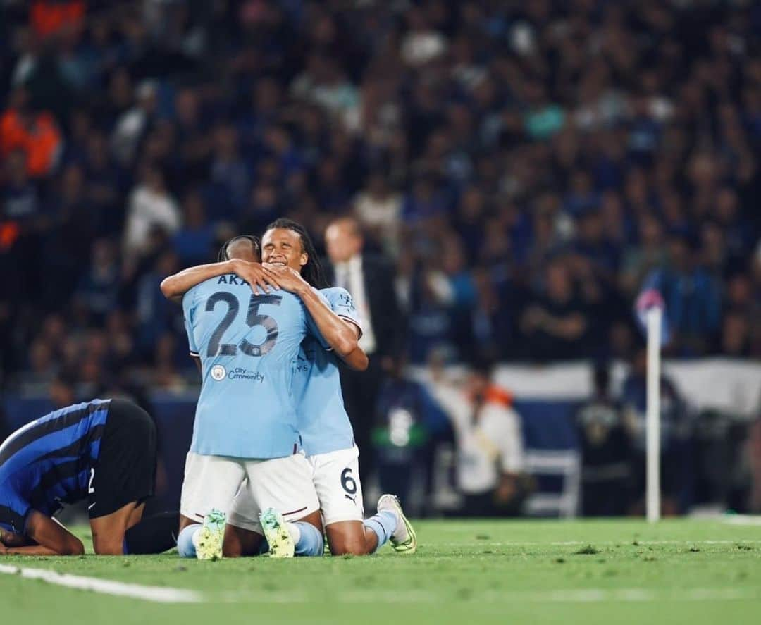 ナタン・アケさんのインスタグラム写真 - (ナタン・アケInstagram)「TREBLE WINNERS 🏆🏆🏆 @mancity 😍」6月11日 19時15分 - nathanake