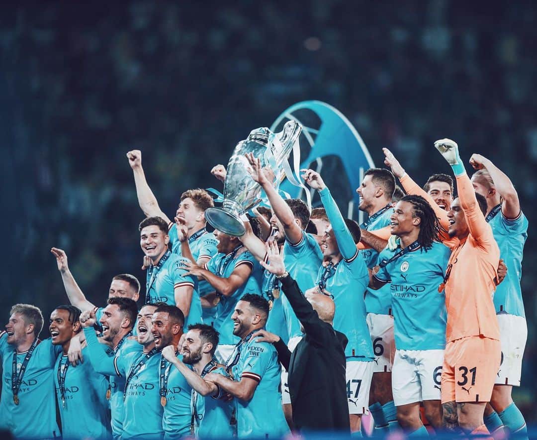 ナタン・アケのインスタグラム：「TREBLE WINNERS 🏆🏆🏆 @mancity 😍」