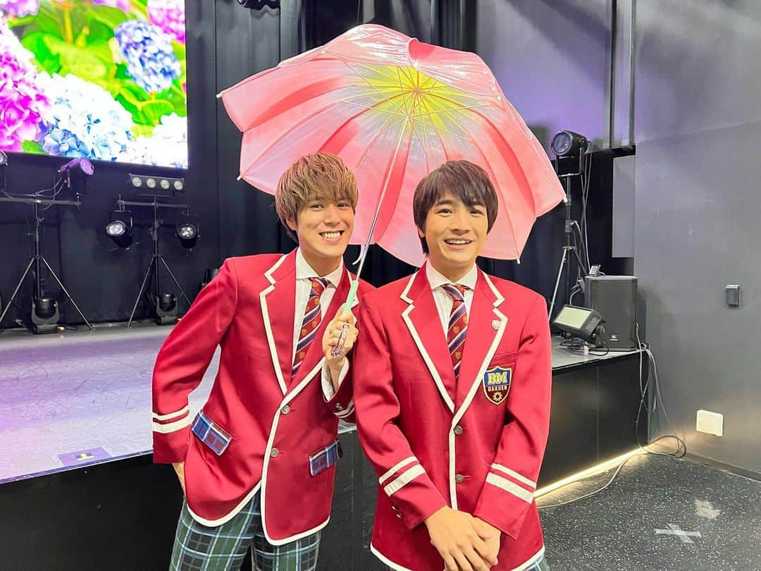 BOYS AND MENさんのインスタグラム写真 - (BOYS AND MENInstagram)「本日‼️ #BMTHEATER にて   ☔️相合傘特典会☔️  久々な学園ブレザーでの特典会🧑🏻‍🎓✨ 楽しんでいただけましたか…❓❓  お足元が悪い中ありがとうございました🩵🩷💛  Twitterにもお写真あがっているのでぜひご覧下さい❗️  #BOYSANDMEN  #ボイメン  #BMTHEATER #相合傘  #特典会」6月11日 19時25分 - boysandmen_official