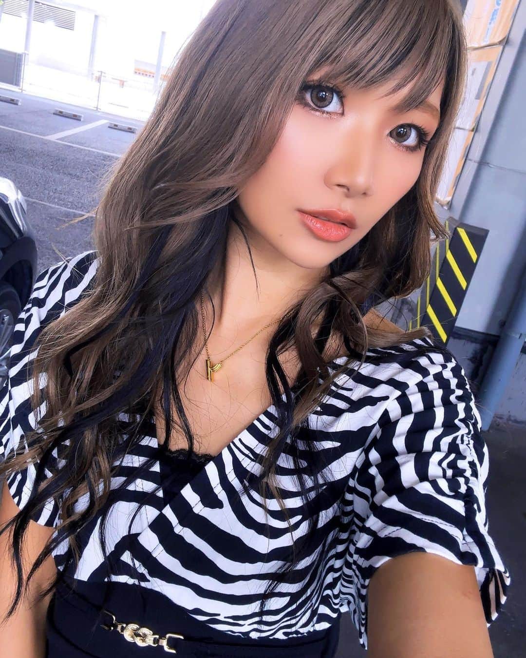 高橋由真のインスタグラム：「🦓🦓🦓🦓🦓🦓  ギャルになりました🌺 モデル復帰しました🌺  @blackqueen.official の新作♡  ギャルギャルな服がこれからいっぱい発売するよ❤️‍🔥チェックしてね🙌💞  この画像SNSにアップしたらすごい反響があってビックリ🫢🩷 みんなギャルが好きなんだね🤤💕  #ギャル #ギャル服 #blackqueen #🌺」