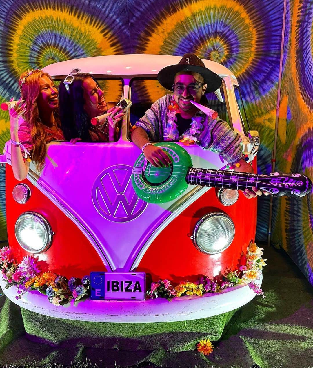 エヴァン・ルースラのインスタグラム：「Back to the 70s in Ibiza」