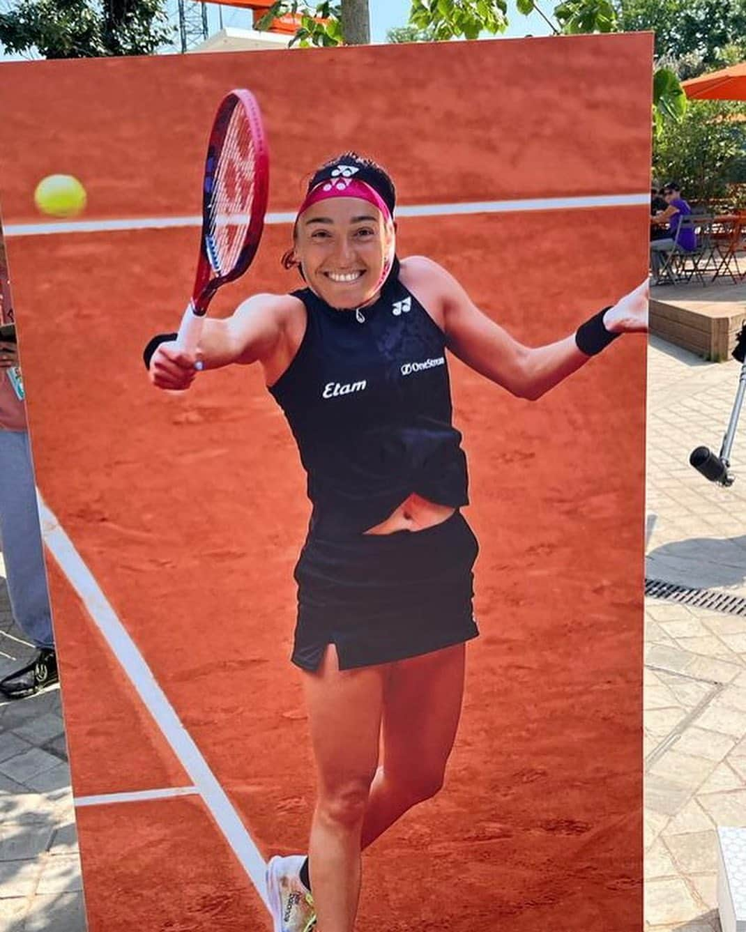 キャロライン・ガルシアさんのインスタグラム写真 - (キャロライン・ガルシアInstagram)「Bonjour à tous, voici Un petit mixte des photos non publiées de Roland Garros 😎  Je n’ai pas eu le morale depuis cette défaite, j’ai pris un gros coup derrière la tête, j’ attendais trop de choses de ce tournoi, une erreur … Paris clos une saison terre battue décevante, frustrante …   Ces derniers jours, se remettre au travail est complique je l’avoue, nous essayons de prendre les choses petit à Petit l, day by day, avec patience. Le corps et l’esprit ont des fois leur propre timing J’ai encore besoin d’apprendre à lâcher prise, d’accepter C est une expérience douloureuse mais qui me permettra de grandir :)  Quand je vois mon sourire sur ces photos, j ai du mal à m y identifier, tellement le résultat final me rend triste …  C’est ce sourire qui m’apportera de la joie, des émotions, des beaux combats et des victoires 😄🙌🏻 J’ai la chance de pouvoir m’appuyer sur ma famille, mes amis, mon équipe autour de moi pour me soutenir et m’aider à profiter de la vie en dehors des courts  🙏🏻😍  Rdv à Berlin ! 💪🏻🌱  #flywithcaro」6月11日 19時19分 - carogarcia