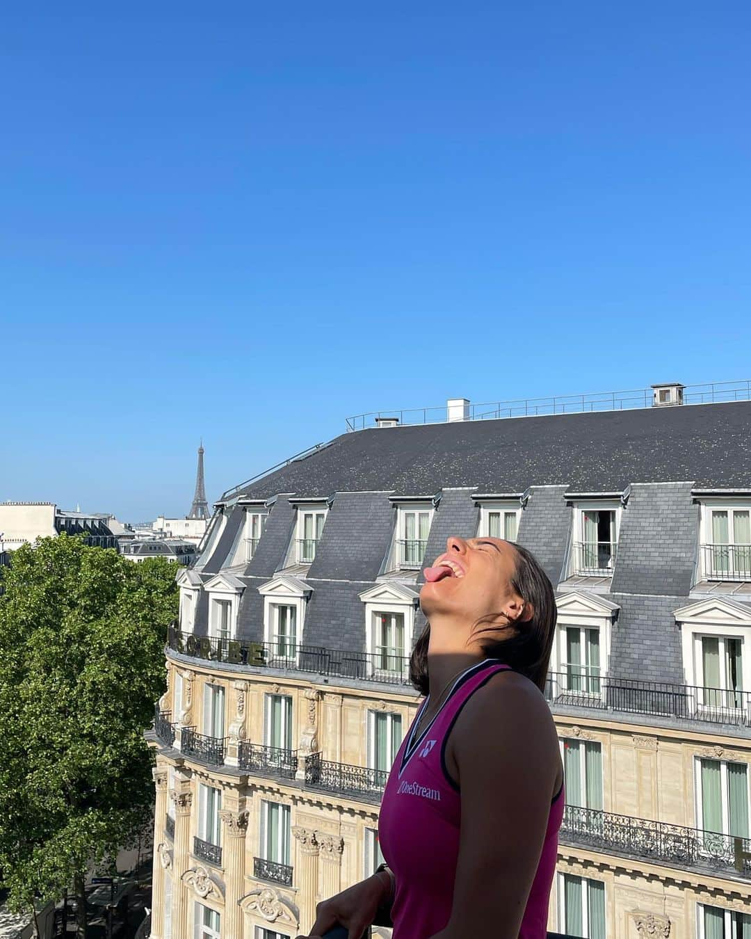 キャロライン・ガルシアさんのインスタグラム写真 - (キャロライン・ガルシアInstagram)「Bonjour à tous, voici Un petit mixte des photos non publiées de Roland Garros 😎  Je n’ai pas eu le morale depuis cette défaite, j’ai pris un gros coup derrière la tête, j’ attendais trop de choses de ce tournoi, une erreur … Paris clos une saison terre battue décevante, frustrante …   Ces derniers jours, se remettre au travail est complique je l’avoue, nous essayons de prendre les choses petit à Petit l, day by day, avec patience. Le corps et l’esprit ont des fois leur propre timing J’ai encore besoin d’apprendre à lâcher prise, d’accepter C est une expérience douloureuse mais qui me permettra de grandir :)  Quand je vois mon sourire sur ces photos, j ai du mal à m y identifier, tellement le résultat final me rend triste …  C’est ce sourire qui m’apportera de la joie, des émotions, des beaux combats et des victoires 😄🙌🏻 J’ai la chance de pouvoir m’appuyer sur ma famille, mes amis, mon équipe autour de moi pour me soutenir et m’aider à profiter de la vie en dehors des courts  🙏🏻😍  Rdv à Berlin ! 💪🏻🌱  #flywithcaro」6月11日 19時19分 - carogarcia