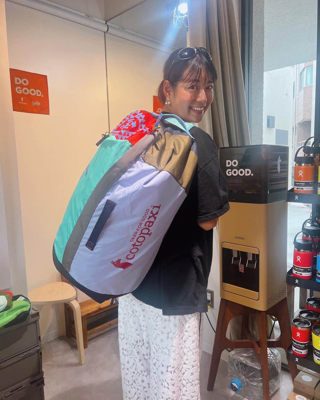 中村優さんのインスタグラム写真 - (中村優Instagram)「雨の日とかお風呂入って帰るって決めてる日のゴルフは荷物結構多くなっちゃうから、大容量で可愛いの欲しくって🤘🏻下北沢 reloadにあるCotopaxi TOKYOに探しに行ってきた🦙✨💞 @cotopaxi_jp  ⾼品質な残材を再利用して作られているDel Díaコレクションは、フィリピンの工場の従業員の裁量に任せて作られているので、個性豊かで自由な配色のものばかり🌈💞 選ぶのがとても楽しい🫶✨  どんな色が届くかワクワクするからwebで買ったりもしたんだけど、やっぱり自分で見て選べるのも良いよね🥹ってことでお店行って良かった〜！おかげで好みの配色のやつゲットできた👐🏼👐🏼  店員さん笑っちゃうくらいわたし選ぶの早かった〜🫡🫡」6月11日 19時22分 - nkmr_yu