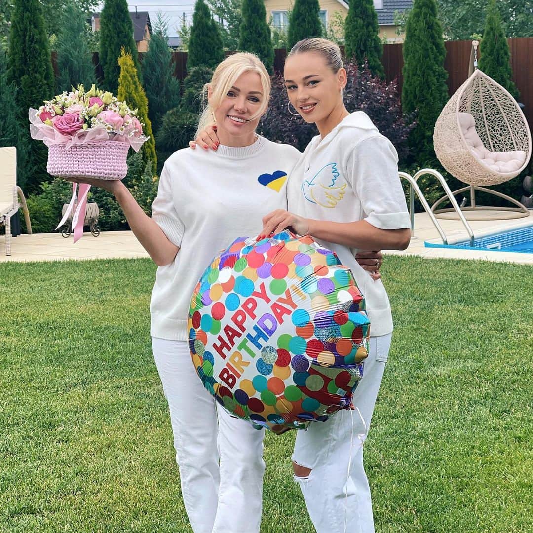 ダリア・ビロディドのインスタグラム：「З Днем Народження, найкраща мама у світі❤️ Ти-неймовірна! Хочу, щоб твоя чарівна посмішка завжди була на твоєму обличчі! Будь щаслива❤️ а я буду завжди поруч🫶🏻 Love you! Happy birthday my soul🥳 @svetlana_kuznietsova1」