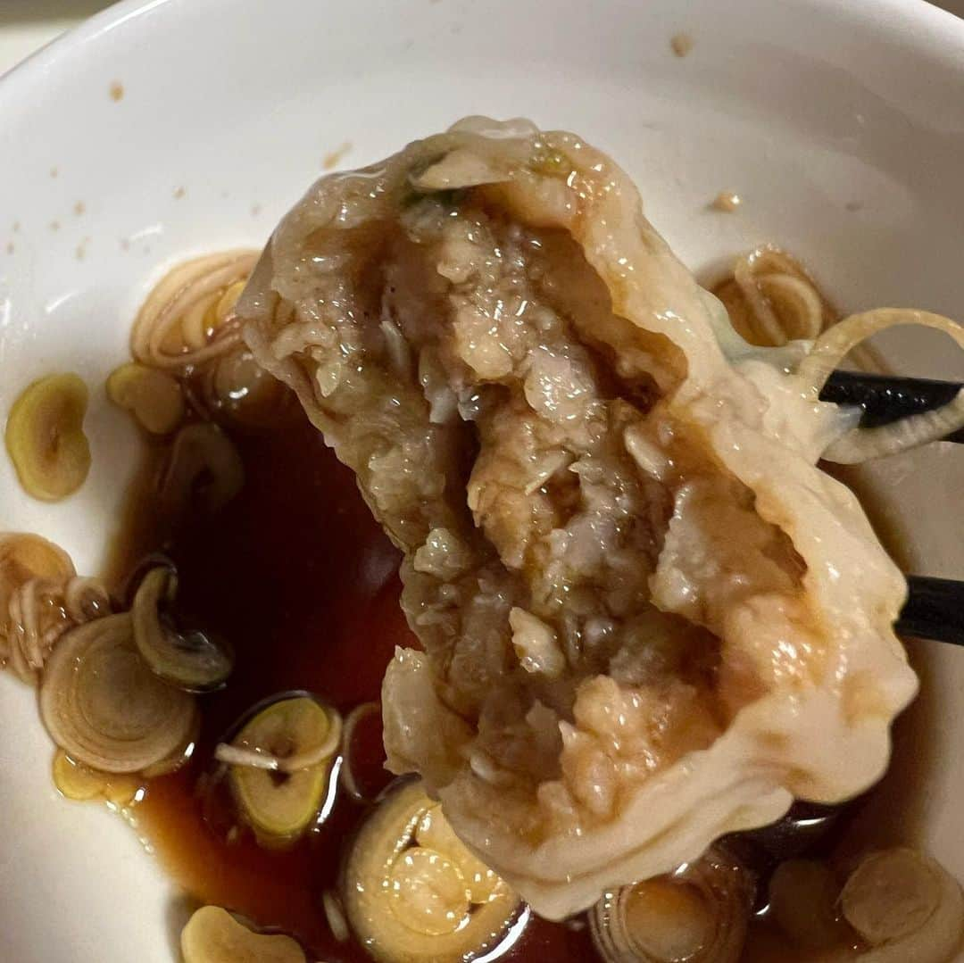 彦摩呂さんのインスタグラム写真 - (彦摩呂Instagram)「「包子」 一口サイズでめっちゃ 美味しい😋 冷凍食品で手軽に 自宅で楽しみました。 「翡翠丸餃子」 「豚肉と青唐辛子の包子」 蒸し器で数分蒸すだけで 本場の味だよ〜 ポン酢に刻みネギで サッパリと頂きました〜 おつまみとしても 最高です〜 👍😃🌈 是非、食べてみて下さいな 👌👌👌👌👌 #彦摩呂 #冷凍食品 #安心安全 #おうちごはん #かんたんごはん #エスエルクリエーションズ #slcreations #シュガーレディ #無添加 #4xmeat #z’s menu #pr」6月11日 19時23分 - hikomaro_honmono