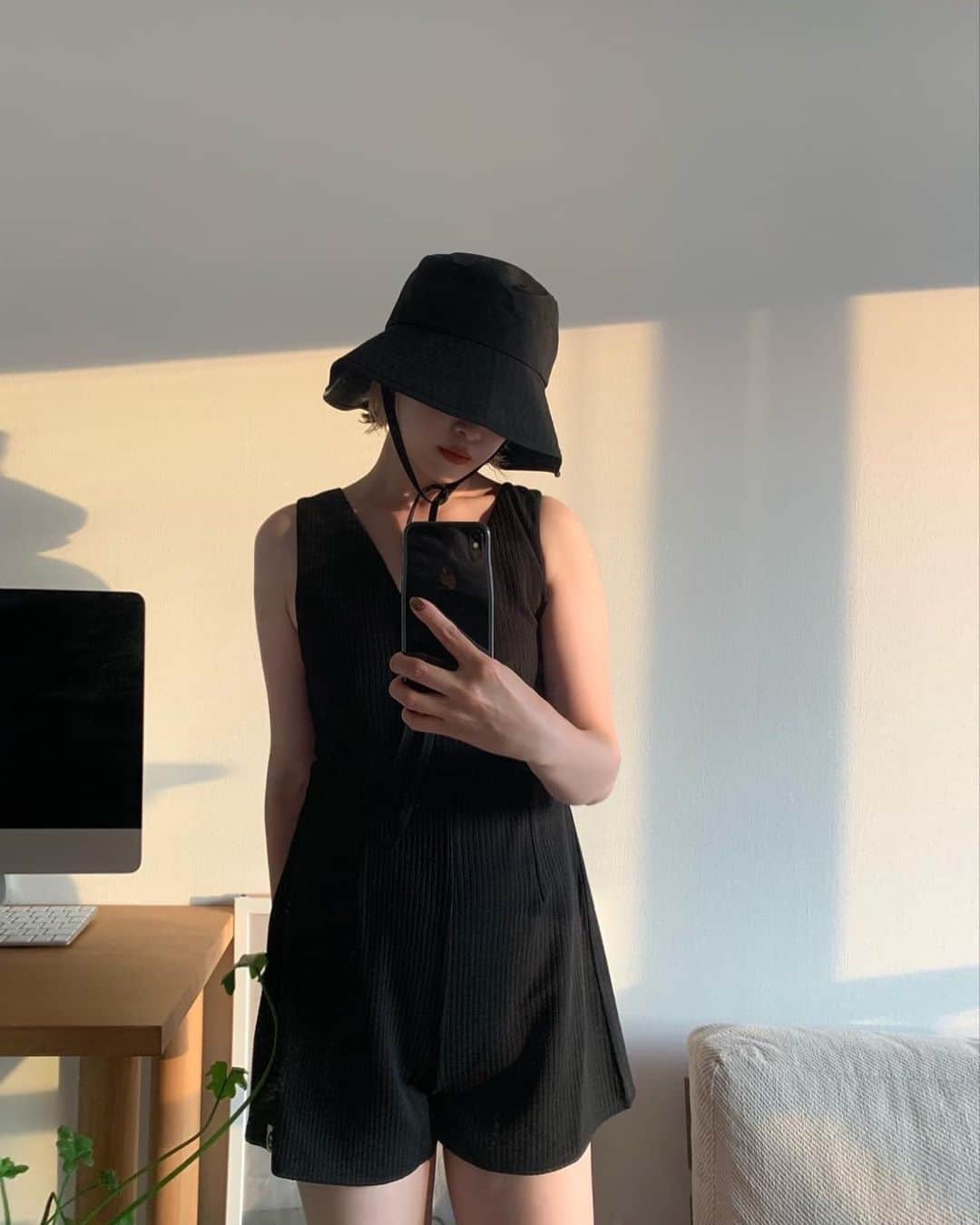 和田えりかのインスタグラム：「@null._official_ all black…🖤  水着なのにゆったり〜。 ワンピースタイプの水着と ラッシュガード🌞🌊 そして日差しを遮るホリデーハット🧢  １着は持っておきたいワンピースタイプ♡ これはおすすめ〜。 お腹周り気にならないし、、、 日焼けしたくない時のラッシュガード！ さいこうです👏🏻👒  #null.#ヌル#ad」